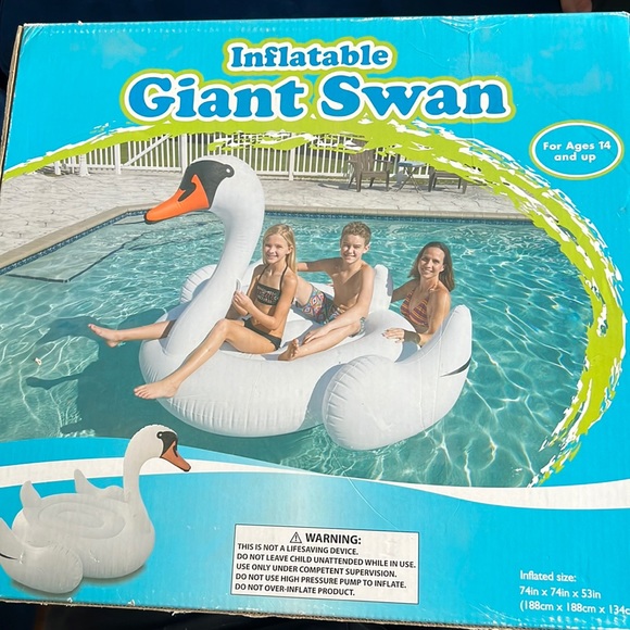 Inflatable Giant Swan - Picture 1 of 3